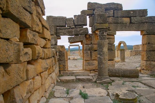 Blgede gerekletirilen kazlarda ve tarihi eserler zerindeki aratrmalarda birok Romal yetkilinin ve savann ismine rastlandn aktaran Nedari, "Askeri karargh olan Emidra, zellikle Berberi Lider Takfarinas (Tikfarin) ayaklanmasnn bastrlmas srasnda yerel halktan alnan askerlerin de katlmyla 6 bin civarnda asker iin bir yerleke haline geldi" dedi.