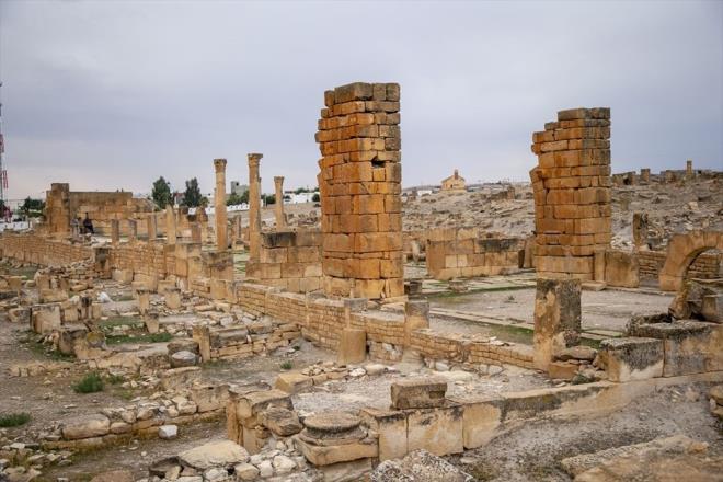 Buradaki antlara ilikin de bilgi veren Nedari, "Zafer Tak, 195 ylnda Afrika kkenli Roma mparatoru Septimius Severus dneminde kentin dou giriine ina edildi. Bu zafer tak gnmze kadar ulaan eserlerden" dedi.