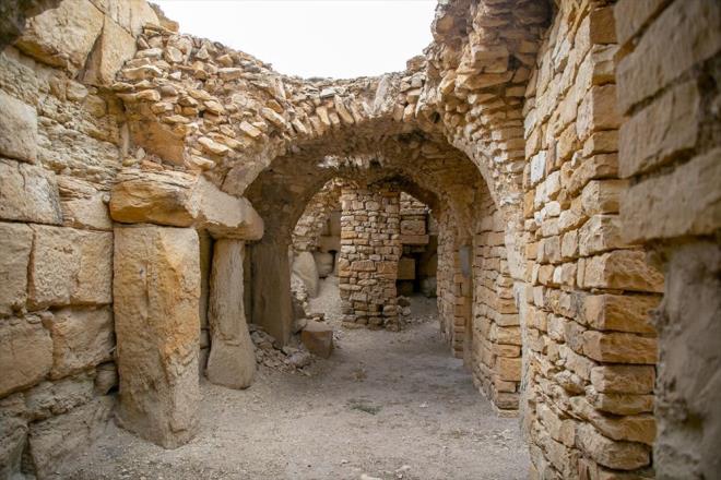 Emidra'nn hzl bir ekilde gelitiini kaydeden Nedari, "ehrin ekonomik refah geliimine de yansd ve hzlca kentleti, yava yava klasik Roma kentine brnen ehirde birok ant ina edildi" diye konutu.