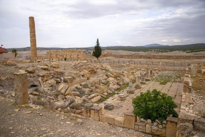 EMDRA'DA HRSTYANLIK DNEM VE KENTTEK ARKEOLOJK ALIMALAR    Kentteki Hristiyan mirasna ilikin de bilgi veren Nedari, "Emidra?y ortadan ikiye ayran vadinin iki tarafnda yer alan kiliselerin yan sra merkezinde de birka kilise bulunuyor. Kentin en nl simgesi ise 6. yzyl Bizans dneminde yaplan kale" diye konutu.