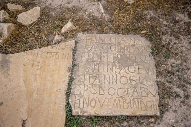ASKER YERLEKEDEN ANITLAR KENTNE    Emidra'da yaplan arkeolojik almalarda kentin yaklak 150 hektarlk bir alan kapsadnn anlaldn aktaran Nedari, "Bulunan yaztlardan blgenin bir Roma ehri olduu ve Roma ehirleri arasnda nemli bir yerde bulunduu anlalyor. Emidra sakinlerine Roma vatandal verilmesi ve mparatorluk vatanda sfat tamas bunun en nemli gstergesi. Ayrca Roma mparatorluu'nun yargdan ibadete tm kurumlarnn ehirde yer ald grlyor" dedi.