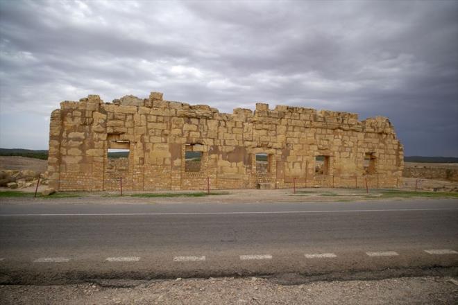 ehrin tarihi eserleriyle hala ayakta olduuna dikkati eken Nedari, pasajlarla evrili kk dkkanlar, ta demeli ehir meydan, pazar yeri ve Roma hamam kalntlarnn da grlebildiini belirtti.