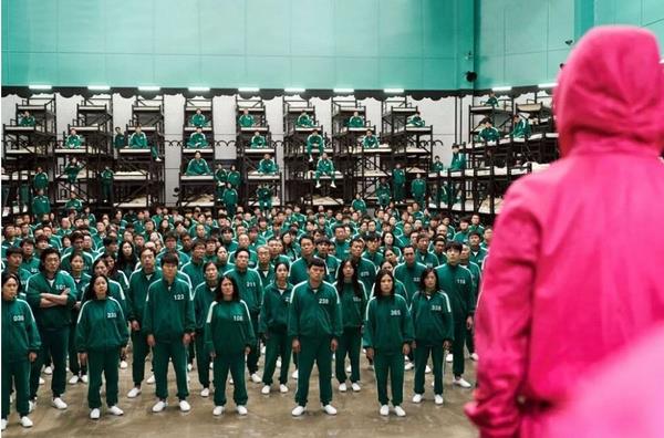 Acmasz bir hayatta kalma ve para iin 'en yakn dostunu bile ldrme' konusunu odaa alan dizi sosyal medyay ikiye bld. Bir kesim dizinin son derece baarl olduunu ifade ederken, bir kesim ise diziden adeta nefret ediyor. Sosyal medyada bu iki zt kutubu birletiren tek gr ise 'ocuklarn asla izlememesi gerektii' gerei...