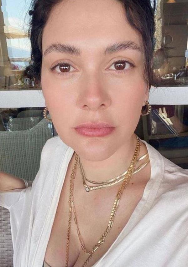 Bergzar Korel 'Squid Game' endiesini paylat: ocuklara izletmeyin!<br>    Sosyal medyada toplumsal olaylara ve zellikle ocuklara kar duyarlln yapt paylamlarla sk sk belirten, 2 ocuk annesi ve 3'nc bebei Leyla'y kucaklamaya sayl gnleri kalan nl oyuncu Bergzar Korel de Squid Game'in ocuklar tarafndan izlenmesine kiisel Instagram hesabndan isyan etti.