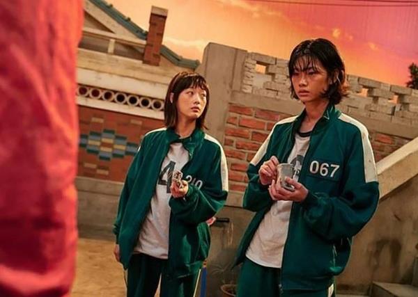 "Bu dizi ASLA ocuklara uygun deildir"  <br>  "Duyduklarma inanamyorum.  Squid Game izlemeyen ocuk yok.  ki gn nce ilk kez atk ve akl banda bir ebeveynin bu diziyi izlemesine nasl izin verdiini anlam deilim.  Bu dizi ASLA ocuklara uygun deildir.  "AMA btn arkadalarm izliyor" diyebilir ocuunuz, cevabu ok net "Bu dizi senin yana uygun deil, 18 yandan kksn ve o yaa gelene kadar bizim sorumluluumuz altndasn ama dier evlerde olan kurallar bizim sorumluluumuz dnda.