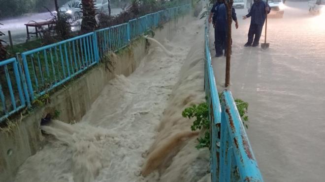 Ekipler, sular tahliye etmek iin alma balatt.
