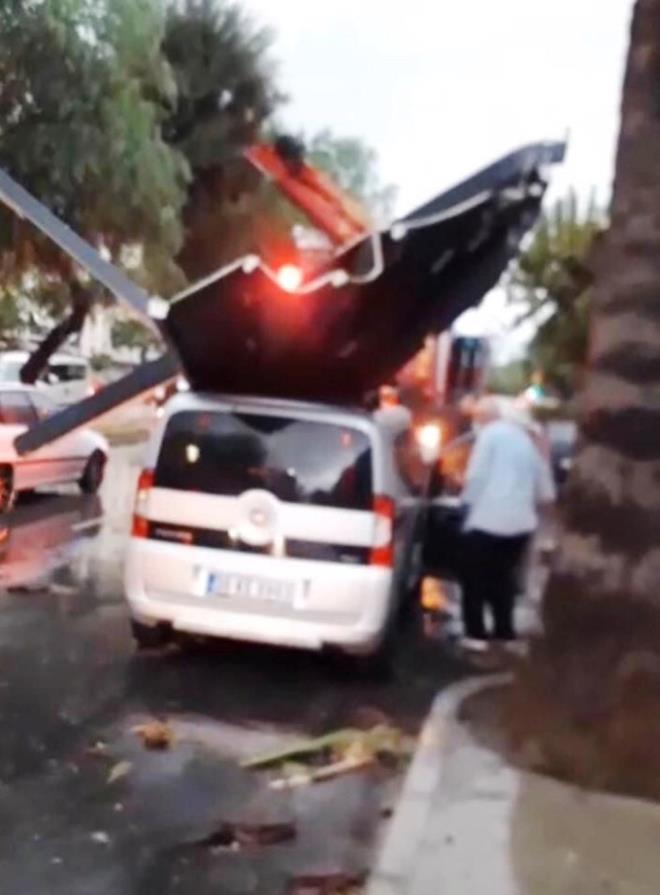 Yine kent merkezinde de saanak ya ve frtna etkiliydi. Frtna, aalar devirdi, atlar uurdu.