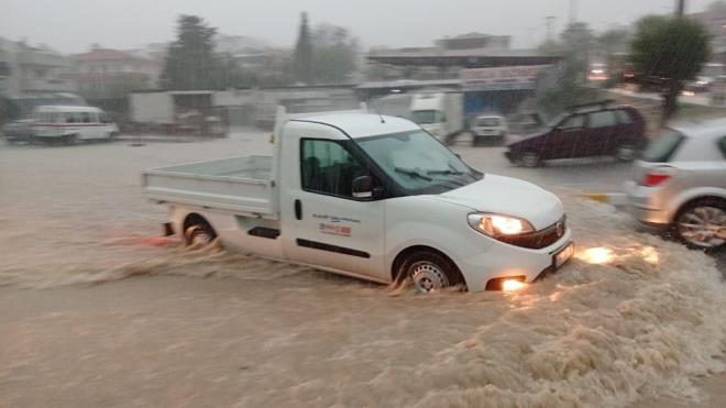 Urla ilesinde aniden balayan saanak ya, cadde ve sokaklar gle evirdi. Aralarn sulara gmld ilede srcler zor anlar yaad.
