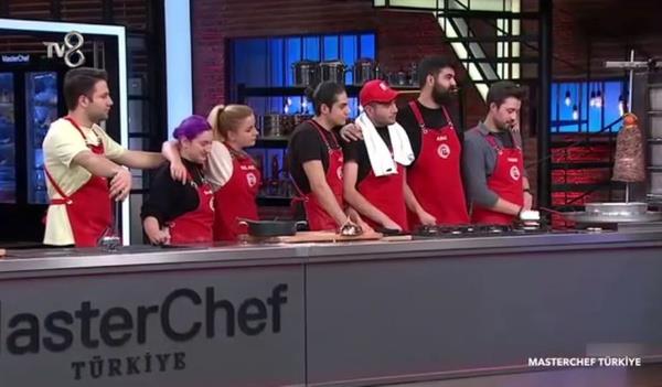 Mehmet Yalnkaya, Somer Sivriolu ve Danilo Zanna'nn jri yelikleri yapt Masterchef Trkiye, dn akam 90. yeni blmyle ekrana geldi. kinci dokunulmazlk oyunu iin kar karya gelen krmz ve mavi takm yarmaclar, dner yapmak iin mcadele etti.