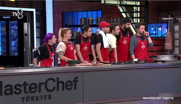 TV8 ekranlarnda yaynlanan ve izlenme rekorlar kran MasterChef Trkiye'nin dn akam haftann ikinci dokunulmazlk oyununun oynad yeni blmnde bir ilk yaand. Dn akam ekrana gelen MasterChef Trkiye'nin son blmnde en iyi dner yapmak iin mcadele eden krmz takm, rakibi mavi takm 5-0 yendi.