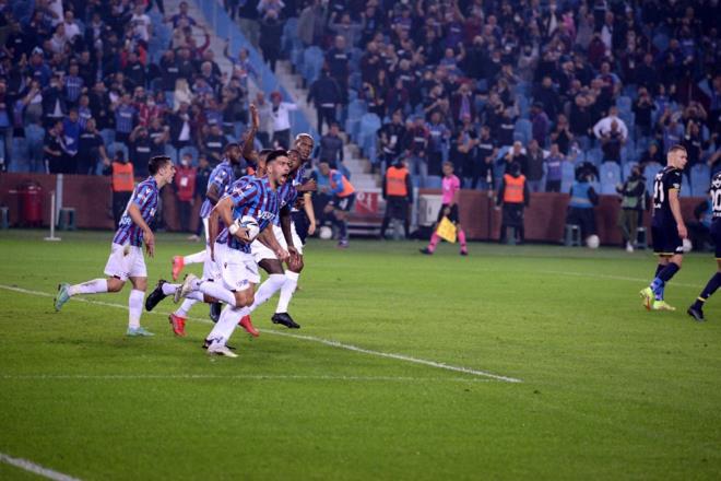 25. dakikada Trabzonspor beraberlii salad. Bordo-mavili ekipte Bakasetas'n kulland serbest atta, kaleci Altay Bayndr'n mdahalesine ramen top izgiyi geti: 1-1