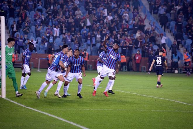 85. dakikada VAR kontrol sonras Ali ansalan, Trabzonspor lehine penalt karar verdi.     Penalt vuruu iin topun bana geen Bakasetas, 88. dakikada takmnn ve kendisinin ikinci golne imza att.