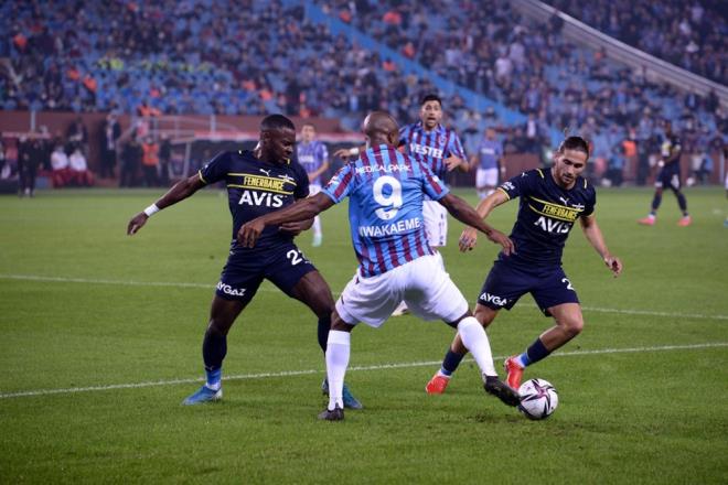 ZRVE TRABZONSPOR'UN    Kalan srede baka gol olmaynca ev sahibi Trabzonspor sahadan 3-1 galip ayrld.     Bu sonula puann 21'e karan Trabzonspor liderlie ykselirken, 19 puanda kalan Fenerbahe ikinci sraya geriledi.