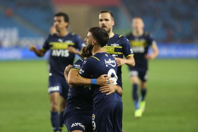 Ferdi Kadolu'nun pasnda Mesut zil'in ieriye kard top, Valencia ile Vitor Hugo'nun mcadelesi sonrasnda Rossi'nin nne dt. Bu futbolcu da sol aprazdan yerden bir vurula mein yuvarla sol direk dibinden filelerle buluturdu: 0-1