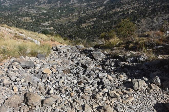 TA YIININA DNT  Yaz aylarnda bile scakl 12 derece olan elalenin suyunun yaklak 4,5 kilometrelik bir vadiden akarak oluturduu doal gzelliin yerinde imdi yosunlam kayalar bulunuyor. elalenin Gmbe Mahallesi'ne doru akt su yata ise ta ynna dnt.