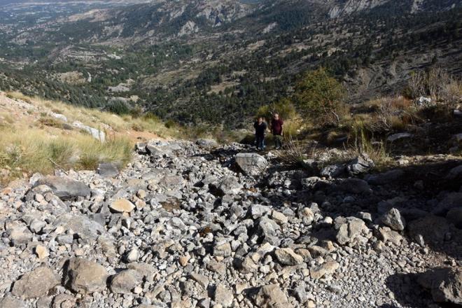 Antalya'da Gmbe Yaylas'nda 3 bin 24 metre yksekliindeki Akda'n 1800 metresindeki eteklerinden kp, yaklak 50 metre ykseklikten akan Uarsu elalesi kurudu.