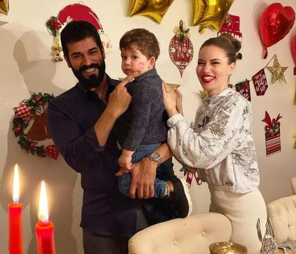 "Gzlerimizin iine bakarak kfr etti"  <br>  Mtekilerden A.., dizi setinde kamera asistan olarak altn syleyerek, "Olay gn ben de alyordum. Dizinin barol oyuncusu Burak zivit, iinde bulunduu adrdan karak biz set grevlilerinin olduu yere doru, tek tek gzlerimizin iine bakarak kfr etti. Sonra seti terk etti. Hemen geri dnd ve ayn kfrleri bir daha syledi. Set alanlar Burak zivit'in ettii kfrleri duyunca ok girdiler ve kimse azn ap tek bir kelime bile sylemedi. phelinin daha nceden de farkl kiilere bu kadar ar olmasa da benzer hareketleri olmutur" diyerek oyuncudan ikayeti olduunu syledi. Beykoz Cumhuriyet Basavcl tarafndan Burak zivit hakknda, "birden fazla kiiye ynelik alenen hakaret" suundan soruturma balatld.