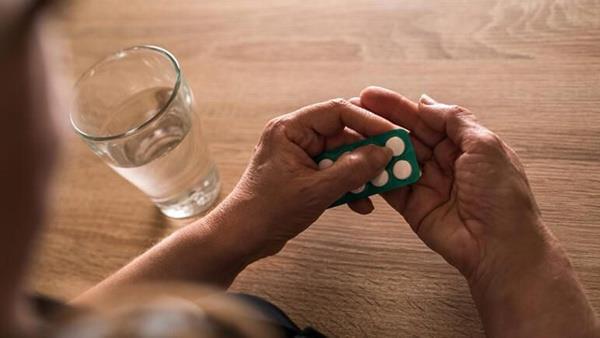 Aspirinin ortaya k: ?St kabuundaki ary dindirmeyi salayan madde, mide kanamasna neden olabilen ve tad olduka kt olan salisilik asittir? diyen Eypolu, modern aspirinin ortaya k hikyesini anlatt.