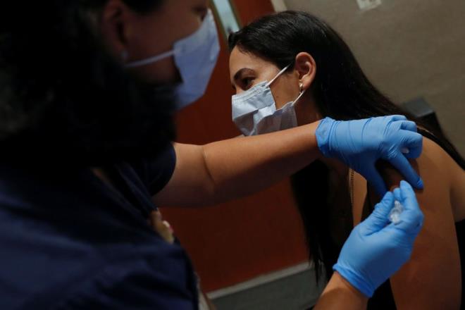 2022'DE SPAR EDLEN AILARIN OK AZI FAKR LKELERE GDECEK    Dier taraftan Airfinity, Covid-19 a pazarnn gelecek yl yksek ve orta gelirli lkelerdeki hkmetler tarafndan ek dozlar satn alan ve yeni varyantlara kar korunmak iin stoklayan hkmetler tarafndan destekleneceini tahmin ediyor. 2022'den itibaren sadece 198 milyonu dk gelirli lkelere gitmek zere 10 milyardan fazla takviye dozu sipari edilecek.