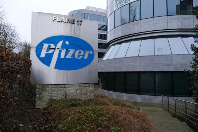 Financial Times'a aklanan Airfinity verilerine gre gelecek yl BioNTech/Pfizer, 54,5 milyar dolar; Moderna ise 38,7 milyar dolar deerinde Covid-19 as satacak.     Bylelikle iki irket, bu ylki satlarn neredeyse iki katna karm olacak.     Airfinity CEO'su Rasmus Bech Hansen, "Bu rakamlar emsalsiz. lkeler srekli koruma arayndayken, 2022'de yksek sat seviyelerinin devam etmesini bekliyoruz? diye konutu.