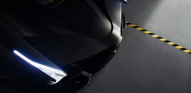 Aracn 2000 beygir ve 3000 bin beygir olarak zere iki verisyonu bulunacak. Ara bu gc 4.0 litrelik Twinturbo bir V10 motordan alacak.     Eer gerekleirse birok rekoru kracak olan aracn performans deerleri dikkat ekiyor. Greek Chaos 0'dan 100 kilometre hza sadece 1.8 saniyede ulayor. Ultra otomobilin maksimum hz ise 500 km/s.