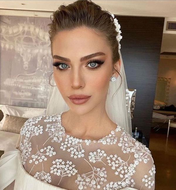 29 yandaki gen mzisyen do Tatlses, geen yl nianland Yasemin efkatli ile gnler nce nikah masasna oturdu. 550 kiinin davetli olduu dnde 5 gelinlik deitiren Yasemin efkatli'nin giydii gelinliklerden birine einin ailesinden uyar geldii iddia edildi.