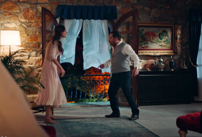 Son Yaz'n bitmesi ile cumartesi akamlar bota kalan FOX, yeni dizisi El Kz iin geri sayma balad. ekimleri Mula'da devam eden dizi 23 Ekim Cumartesi gn ilk ekran snavn verecek.