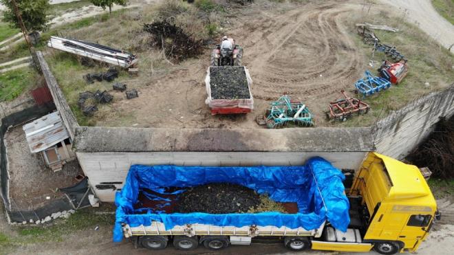 rettikleri zmden zarar ettiklerini belirten zm reticisi Kemalletin Yrk, ?Topladmz zm gnderiyoruz hale, orada satlyor 3 liraya. Masraflar ktktan sonra bizim elimize geen para 1,80 kuru. Bu zmn maliyeti 2 lira, geen yl hi 4 liradan aaya zm satmadk. Byk marketlerde bakyoruz 8 ila 10 lira arasnda zm fiyatlar.    Bu zm 2-3 lira halde, bunun zerine koy 2 lira daha, 5 lira olsun en azndan arz-talep olur, srm oalr ve zm piyasas biraz daha dzelir. Mazota geen seneden bu yana gelen zam yzde 60, gbreye gelen zaman yzde 200. Normalde bu paralara toplanmaz ama yine de insanmzn kursandan gesin ve milli servettir diye topluyorum" diye konutu.