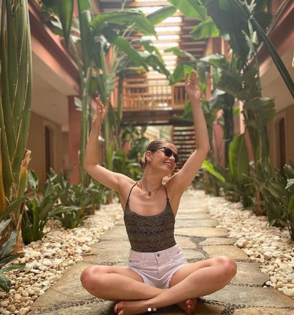 2007 ylnda Show TV'de yaymlanan Maolar dizisindeki yan rolle televizyonda ilk kez yer alan isim, daha sonra Topran Gnl ksa filmini ekti. Kanal D'de 2011 ylnda yaymlanan Artiz Mektebi adl oyunculuk yarmasna katld ve burada birincilii Alican Aytekin ile paylat. Daha sonra Muhteem Yzyl 2011 ve Ustura Kemal 2012 dizilerinde kk roller ald. Show TV 'de yaymlanan Dman Kardeler 2012 dizisindeki Derya adl Trakyal bir kz canlandrd. Oyuncu, TRT 1'de yaymlanan Beni Byle Sev dizisinde Seda karakterini canlandrm ve eitli reklm filmlerinde oynamtr.