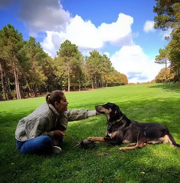 Burcu Biricik kimdir?<br>    Burcu Biricik, 4 Mays 1989 tarihinde Antalya?da dnyaya geldi. 2006 ylnda Antalya?da dzenlenen Miss Mediterranean gzellik yarmasnda Akdeniz Kraliesi seildi. Lise yllarnda katld Tiyatro festivalinde dl aldktan sonra profesyonel oyuncu olmaya karar veren Biricik, Ege niversitesi Arkeoloji blmnde lisans eitimini tamamlarken, ayn zamanda da Bornova Belediyesi ehir Tiyatrosu'nda oyunculuk eitimi ald. Burcu Biricik, oyunculuk kariyerine Bornova Belediyesi ehir Tiyatrosu?nda stajyer kadroda yer alarak balad.