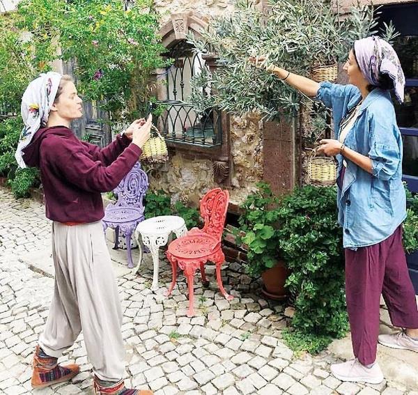 KANAL D'nin ?Camdaki Kz? dizisiyle seyirci karsna kan Burcu Biricik, hafta sonu Ayvalk?tayd. Gzel oyuncu daha nce Ayvalk?a bal Kkky?den tarihi bir konak ald haberleriyle gndeme gelmiti. Burcu Biricik, Ayvalk'ta zeytin toplad.