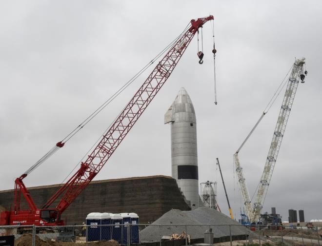 BEZOS'A 42 MLYAR DOLAR FARK ATTI  Bloomberg milyarderler endeksinin son verilerine gre Musk?n 241 milyar dolarlk serveti olduu tahmin ediliyor, bu da onu Bezos?tan 42 milyar dolar daha zengin hale getiriyor.