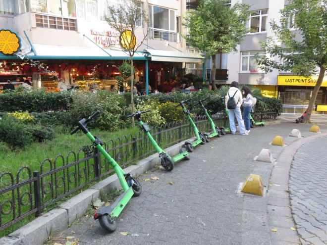 Engelliler ve bebek arabal kiilerde byk glk yayor.