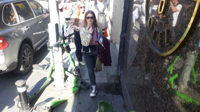 Kadky Moda Caddesi zerinde kaldrma braklan scooter'lara tepki gsteren Selim zkk, "Sylenecek ok ey var. Hakikaten ok ok ayp. Bazen balyoz alp krasm geliyor yolda. Ne yal, ne ocuk, puset. Hibir eyi tanmyorlar.  Yanlamasna koyuyorlar, yaya geemiyor. Kim para kazanyorsa bundan kazanmasn ayptr, gnahtr. Biz mecbur muyuz  Moda'nn darack kaldrmlarnda. Bunun gibi bazen 60  tane balanyor buraya. Burada diklemesine koyuyorlar kaldrm kapatyorlar " diye konutu.