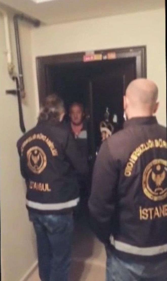 Asayi ube Mdrlne gelerek alnan otomobilini teslim almaya gelen retmen Bayram Tuncer ise byk bir ok yaad. Bir yl nce evinin nnden otomobili alnan Bayram Tuncer'i dizel olan otomobilinin benzinliye dntn grd. Bayram Tuncer "Arabamn bulunduuna sevinemedim. Otomobilim dizeldi imdi benzinli olmu. Motor ve asi numaralarn deitirmiler. Bu haliyle otomobilin artk trafie kamayacan sylediler. Arac trafikten ekip hurda olarak satmak zorundaym" dedi.