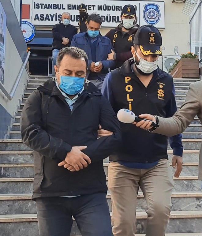 Oto Hrszlk Bro Amirliine bal dedektifler hrszlarn uakla stanbul'a geldiklerini, yanlarnda alnt otomobillere takacaklar sahte plakalar da getirdiklerini ortaya kard. Yaplan takipler sonucu bavullarndaki plakalarla havalimanna gelen hrszlarn, stanbul'daki su ortaklar ile bulutuklar, getirdikleri plakalar kaytl ayn model ve marka alnt aralara takarak karayolu ile Adana'ya dndklerini tespit etti.