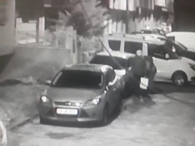 phelilerin ayrca aralarnda yaptklar telefon konumalarnda ifreler kulland belirlendi. Polis yapt teknik takip srasnda da bu ifreleri tek tek zd. phelilerin alnt aralara kendi aralarnda "gzlk" ifresi verdikleri, "Gzlkler hazr m almaya geliyoruz" eklinde konutuklar belirtildi. stanbul'a hrszlk iin gelen phelilerin ise "Yine tatile kyoruz" diyerek ifreli mesajlarla birbirleriyle haberletikleri renildi.