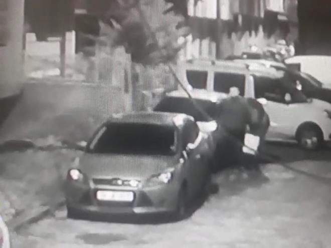 Polis phelilerin bu yntemi izleyerek yolda yaanan evirmelerde yakalanmaktan kurtulmay amaladklarn belirtti. phelilerin ayrca delil olmamas iin stanbul'a gelirken cep telefonlarn Adana'da braktklar ve bir arkadalarnn telefonuna ynlendirdikleri tespit edildi. phelilerin bu yntemi kullanarak polisin teknik takibinden kurtulmaya altklar renildi.