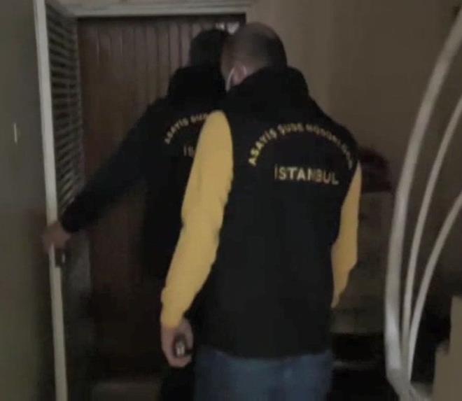 Oto Hrszlk Bro Amirlii ekipleri gerekli delillerin toplanmasnn ardndan nceki gn operasyon yapt. stanbul'dan Adana'ya giden polis ekipleri daha nceden tespit ettikleri pheliler Mustafa A..(45), Mehmet C.A.(63) ile Nashan A.(55)'y gzaltna ald. stanbul'a getirilen phelilerin sorgusu Asayi ube Mdrl'nde yapld. phelilerle birlikte ayn yntemle alnan 29 otomobil bulunarak sahiplerine teslim edildi.