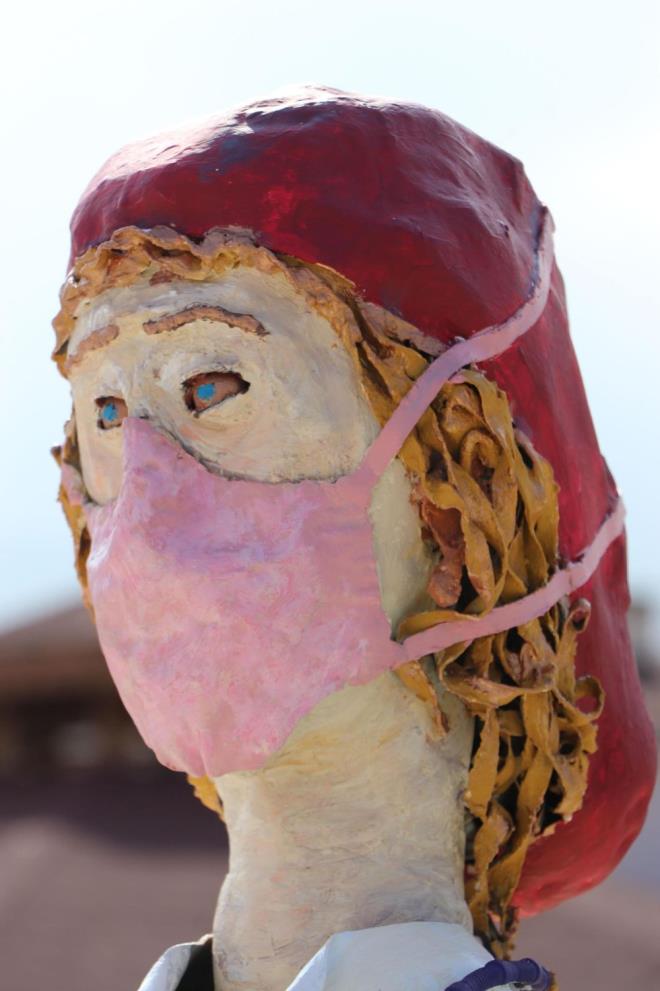 Getiimiz mays aynda da Diyarbakr'daki evre dzenlemesi iin yaplan alana kentle zdelemi olan karpuz iindeki bebek, kadayf ustas, hasr bilezik, halay ekibi gibi figrlerin bulunduu maketler yerletirilmiti.    Heykeller eletirilerin oda olmu ve daha sonra kaldrlmt.