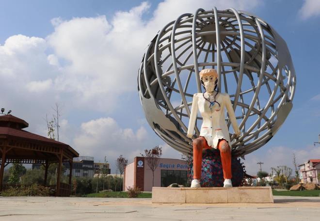 Denizli'de Merkezefendi Belediyesi'nin Covid-19 srecinde youn bir alma dnemi geiren salk alanlarna ithafen ina ettii tematik Salk Park'nda yer alan heykellerin estetik ve mimari yaps tartmalara neden oldu.
