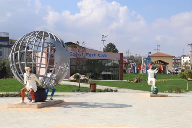 Bahelievler Mahallesi Glistan Caddesi?nde 9 bin 600 metrekarelik alan zerine kurulan, ierisinde oyun alanlar, yry ve kou yollar ile jimnastik ve spor aletleri bulunan parka, salk personellerini simgeleyen heykeller de konuldu.