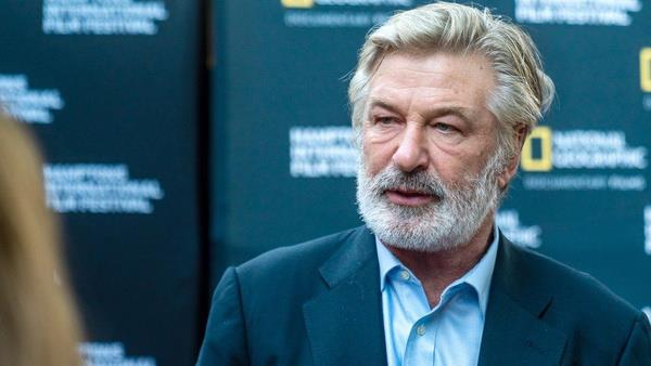 Oscar'a aday gsterilen dnyaca nl oyuncu Alec Baldwin'in film setinde akllara durgunluk veren bir olay yaand. ekimleri ABD?nin New Mexico eyaletinde sren Rust filminin setinde inanlmaz olay. Filmde ?Harland Rust? karakterini canlandran Alec Baldwin grnt ynetmeni Halyna Hutchins'i kazara ldrd, ynetmen Joel Souza'y da yaralad.