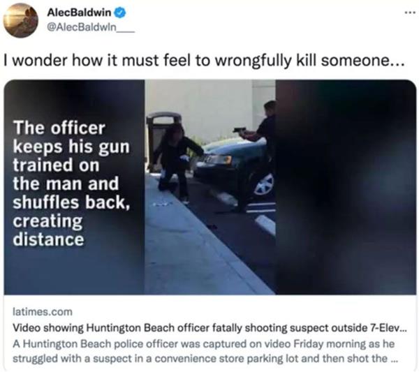 Polis silahn atelemiti  <br>  63 yandaki yedi ocuk babas Baldwin, bu mesaj ABD'de yaanan bir olay zerine paylamt. California'da 22 Eyll 2017'de meydana gelen olayda bir polis, gen bir adamla kar karya gelmiti. Gen adamla uzun sre mcadele eden ve onu yakalamaya alan polis sonunda silahn ateleyip adam vurmutu. Baldwin de bu olayn ardndan byle bir mesaj paylamt.