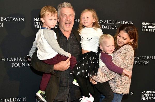 'Birini haksz yere ldrmenin nasl bir his olduunu merak ediyorum'  <br>  Alec Baldwin'in drt yl nce yapt bir Twitter paylam ortaya kt ve herkesi oke etti. Alec Baldwin, 2017 ylnda sosyal medya hesabndan "Birini haksz yere ldrmenin nasl bir his olduunu merak ediyorum" mesajn paylam.