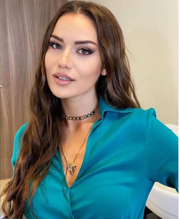 te yandan, oyuncu Fahriye Evcen, ei Burak zivit'in reklam yz olduu markann lansman gecesine tarzyla damga vurdu. k kyafetiyle gz kamatrd.