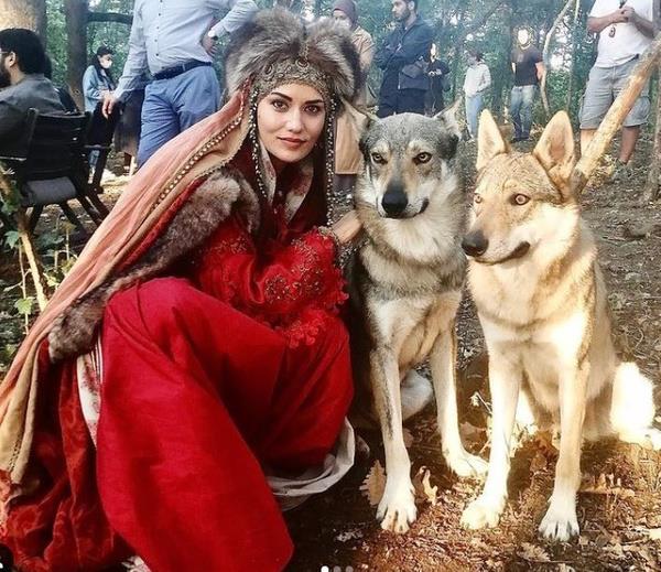 Hem kariyeri hem de zel hayatyla gndeme gelen Fahriye Evcen ve Burak zivit ikilisi nceki gn ocuklaryla birlikte stinyePark?ta objektiflere yansd. Fahriye Evcen ve Burak zivit?e dadlar da elik etti.    <br>  Basn mensuplarnn sorularn yantsz brakan ikiliden Fahriye Evcen?in antasnn fiyat dudak uuklatt. Fahriye Evcen'in kulland antann fiyatnn 36 bin 200 TL olduu renildi.