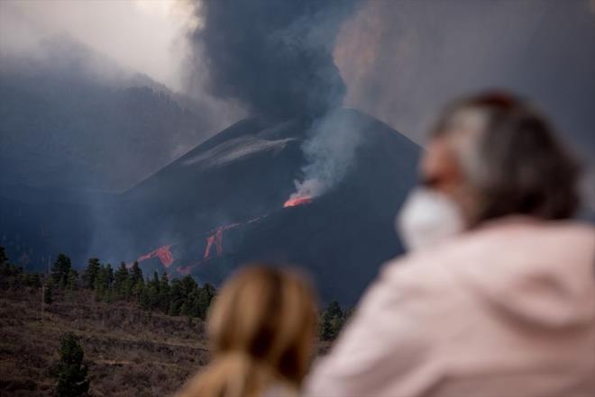 spanya'nn gneybatsndaki Kanarya Adalar grubundan La Palma Adas'nda 19 Eyll'den bu yana aktif olan yanardan pskrtt ve iki koldan dklen lavlar 866 hektarlk alan kaplad.