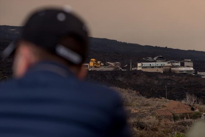 Scakl 1150 santigrat dereceyi bulan lavlarn tehdit ettii yerleim yerlerinde evlerini terk edenlerin toplam says 8 bini geti.
