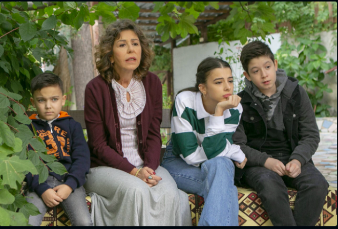 Yaynlamaya balad 31 Temmuz 2006 ylndan bu yana her sezon reytinglere damga vuran Arka Sokaklar dizisinde maa krizi yaanyor. Yeni sezonda hi deme alamayan alanlar, sete kmama karar ald. Arka Sokaklar'da byk kriz yaanyor. Set alanlar, yeni sezonda hi deme alamadklar gerekesiyle sete kmama karar ald.